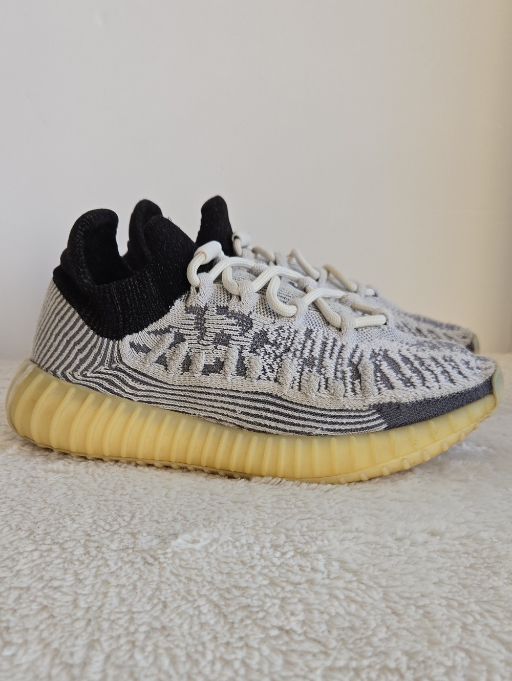 Men/Women Neutral Knit Athletic Sneakers in Black and Cream